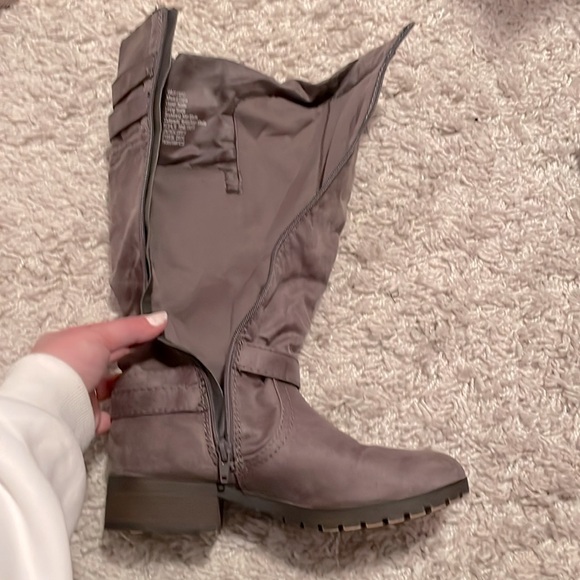 KOHL’S gray faux suede knee high boots, w/ full length zipper to get in, size 8 - Picture 3 of 7